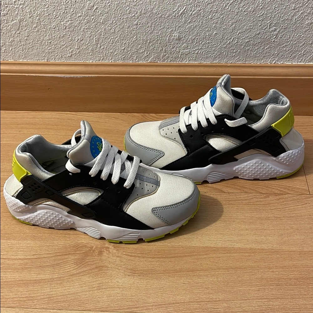 Kids Nike White and Black Sneakers Retro 5.5 Huarache